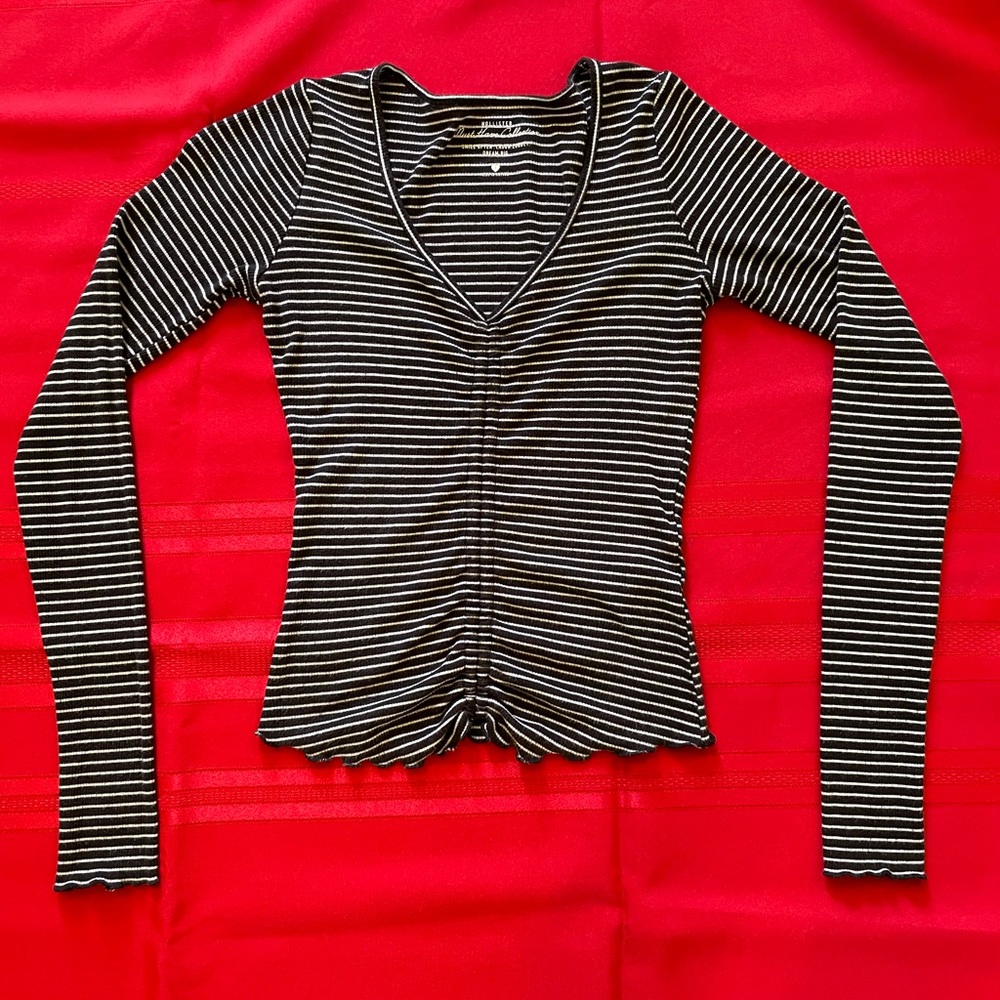 Small long sleeve Hollister top